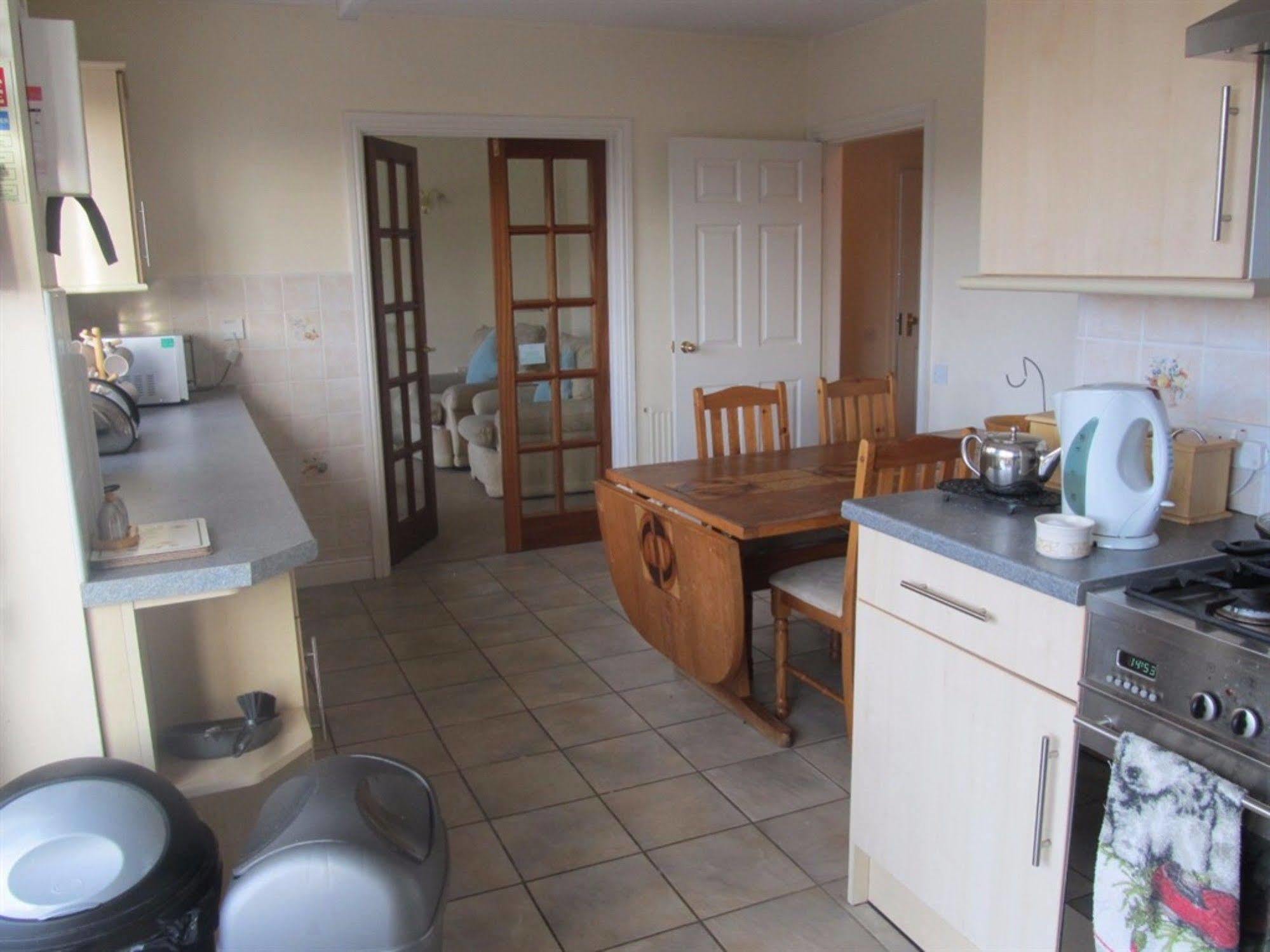 Aaron Lodge Guest House Лестър Екстериор снимка