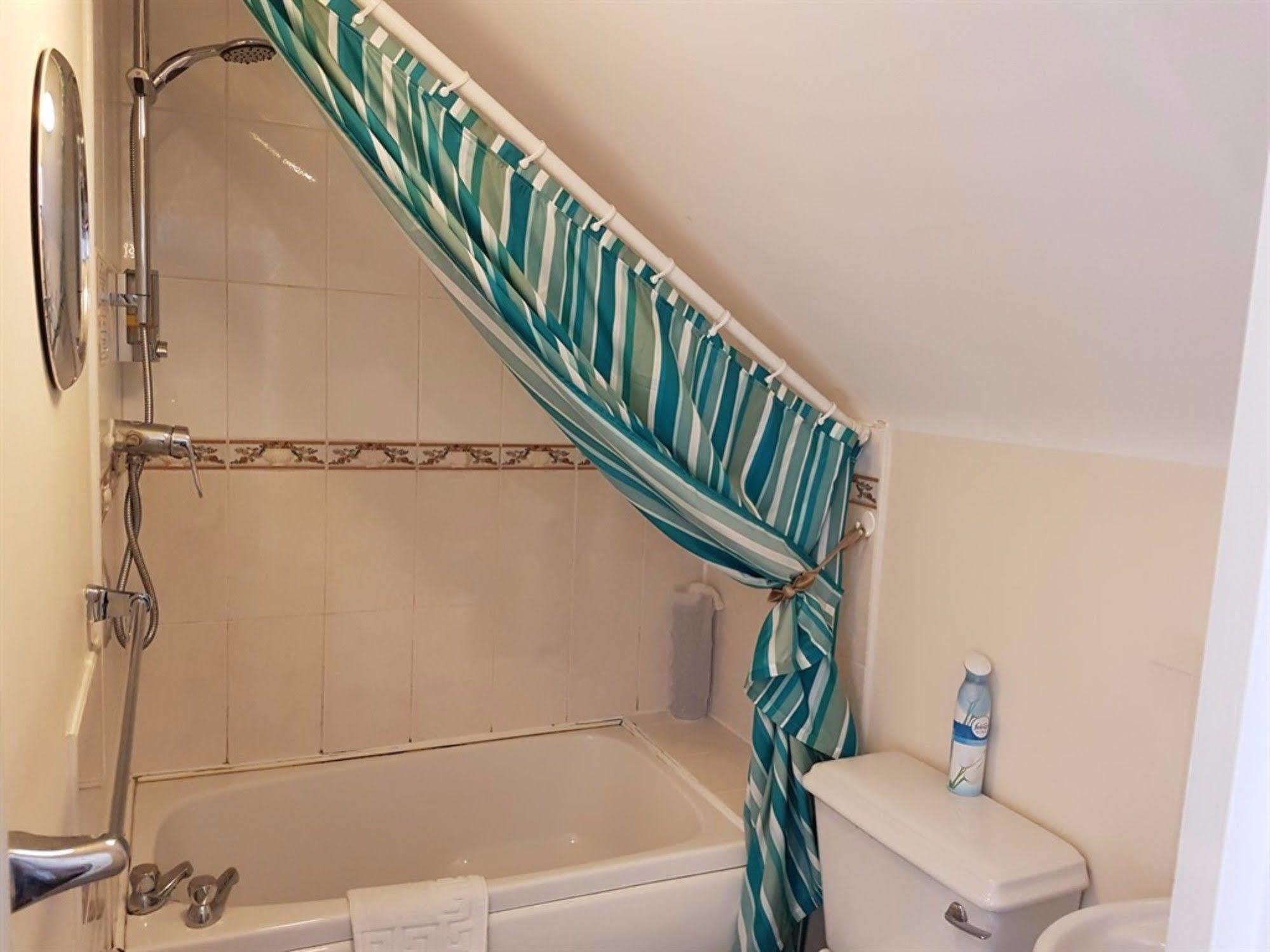 Aaron Lodge Guest House Лестър Екстериор снимка